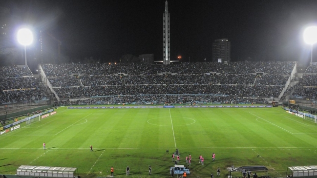 El impresentable círculo central del Estadio Centenario en el clásico uruguayo