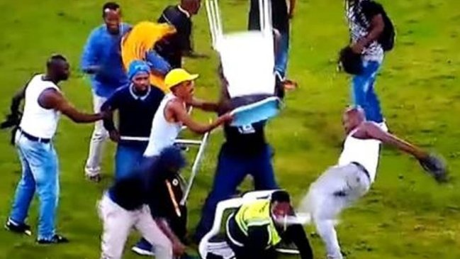Conmoción en Sudáfrica por salvaje golpiza de hinchas a una guardia de seguridad