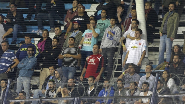 Conmebol abrió expediente disciplinario a la U por presencia de hinchas en duelo con Racing