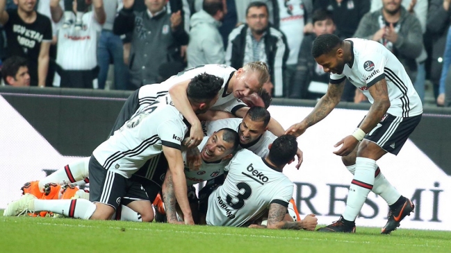 Besiktas de Medel mantuvo la mira en la Champions tras derrotar a Osmanlispor