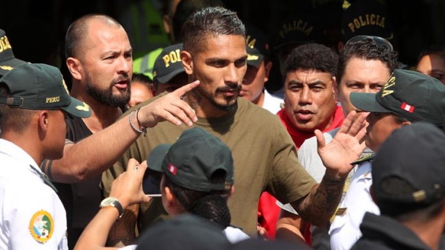 Una multitud recibió a Paolo Guerrero en el aeropuerto en su llegada a Perú
