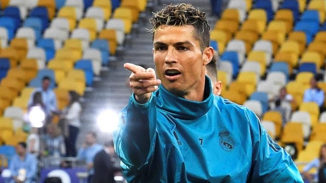 El notable gesto de Cristiano Ronaldo tras pegarle un pelotazo a un camarógrafo