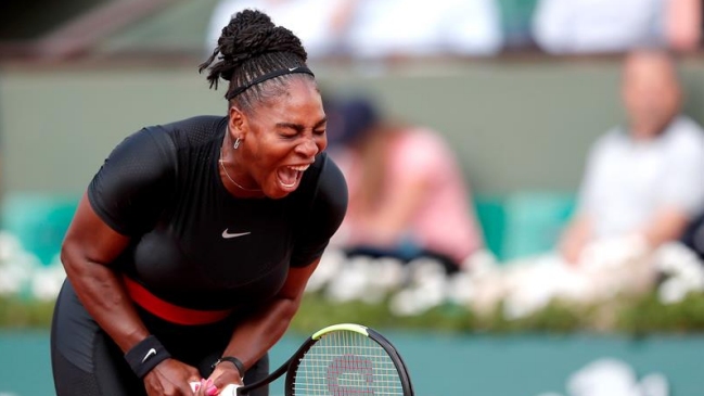 Serena Williams remontó ante la australiana Barty y avanzó en Roland Garros