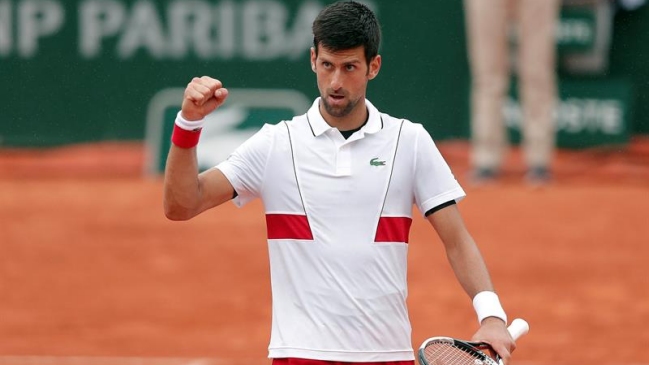 Novak Djokovic consiguió un sólido triunfo y avanzó en Roland Garros