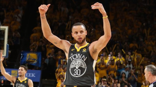 Curry llevó a los Warriors a una nueva victoria sobre los Cavs con un récord de triples