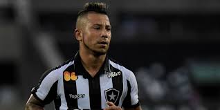 Leonardo Valencia fue titular en Botafogo que empató ante el colista del Brasileirao