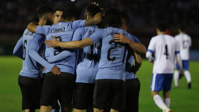 Uruguay goleó a Uzbekistán en la despedida ante su hinchada antes del Mundial