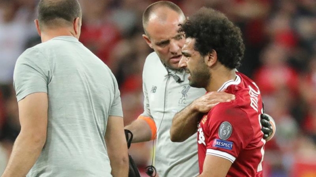 Hincha le tocó el hombro lesionado a Mohamed Salah al tomarse una "selfie"