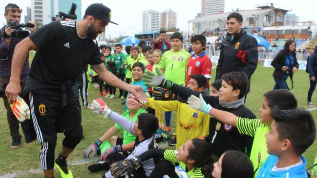 Claudio Bravo realizó valiosas clínicas deportivas con cientos de niños de la Región de Tarapacá
