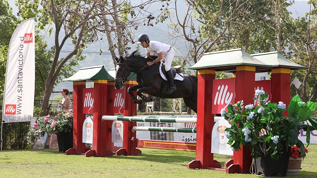 Club de Polo y Equitación San Cristóbal celebra a los padres con entretenido panorama de salto