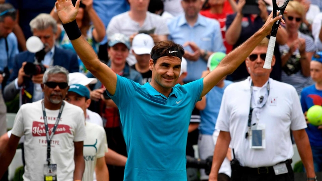 Roger Federer derribó a Milos Raonic y celebró su regreso al número uno con el título en Stuttgart