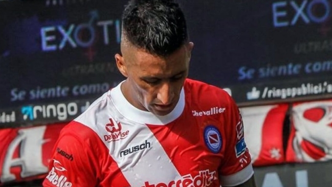 Lucas Barrios rescindió contrato con Argentinos Juniors