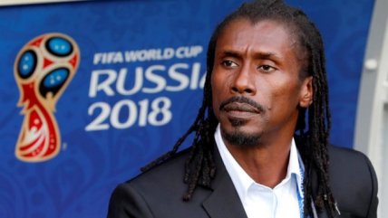 El llamativo "look" del entrenador de Senegal que dio que hablar en redes sociales