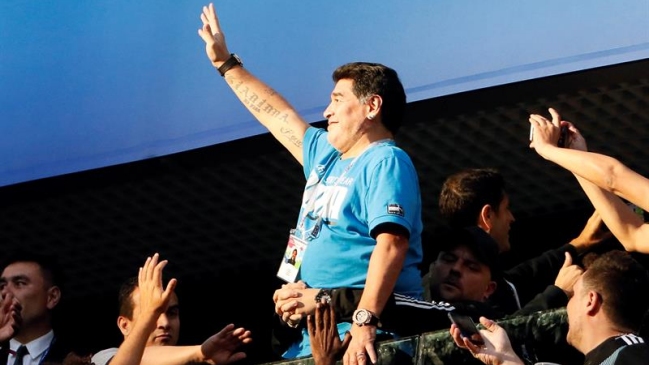 De la euforia al desmayo: Así vivió Maradona la clasificación a octavos de Argentina