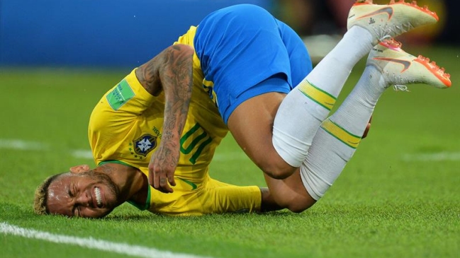 Videos de Neymar rodando en el suelo inundaron las redes sociales