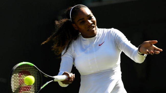 Serena Williams regresó a Wimbledon dos años después con victoria sobre Arantxa Rus