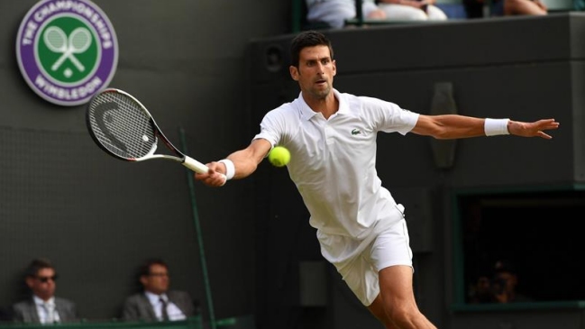 Novak Djokovic logró su paso a cuartos de final al caer la noche en Londres