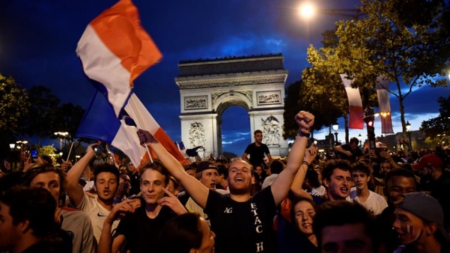 Las efusivas celebraciones en París tras la clasificación de Francia a la final de Rusia 2018