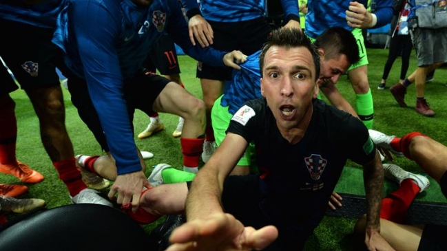 Croatas derribaron a un fotógrafo en eufóricos festejos del gol que los llevó a la final