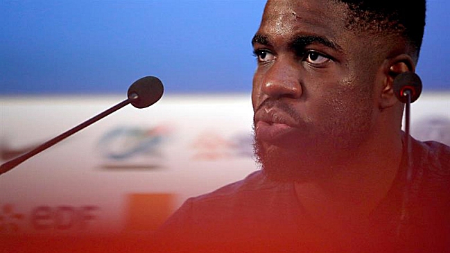 Umtiti se molestó cuando lo presentaron con el nombre equivocado en conferencia de prensa