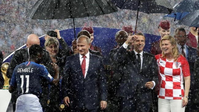 El momento descortés de la final: Sólo se preocuparon de cubrir a Putin con un paraguas