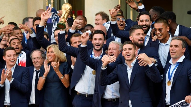 Los campeones del mundo recibieron un baño de ovación en París