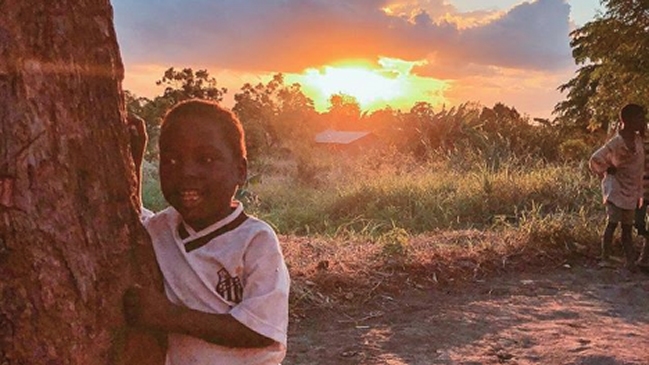 El noble gesto de Santos por fotografía de un niño de Mozambique con la camiseta del club
