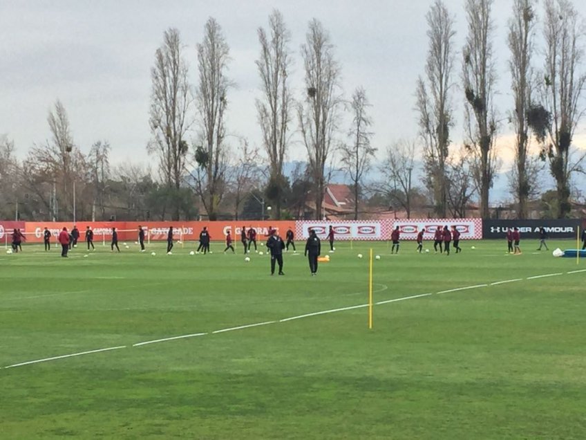 Este miércoles Colo Colo trabajó con miras a su reestreno en el Campeonato Nacional a concretarse este sábado ante Unión La Calera en Sausalito. Este miércoles Colo Colo trabajó con miras a su reestreno en el Campeonato Nacional a concretarse este sábado ante Unión La Calera en Sausalito.