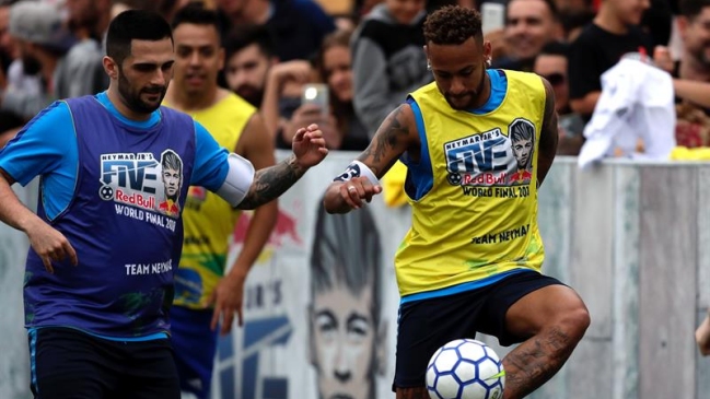 Un argentino besó los pies de Neymar en torneo organizado por el astro brasileño