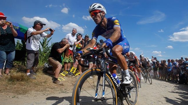 Ciclista belga sufrió una espectacular caída en el descenso del Portet d'Aspet en el Tour
