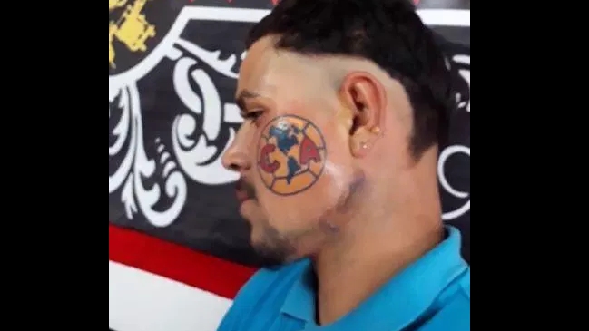 El desmedido fanatismo de un hincha de Club América que se tatuó la insignia en la cara