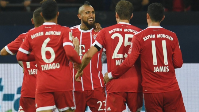 James Rodríguez lideró emotivas despedidas de jugadores de Bayern Munich a Arturo Vidal