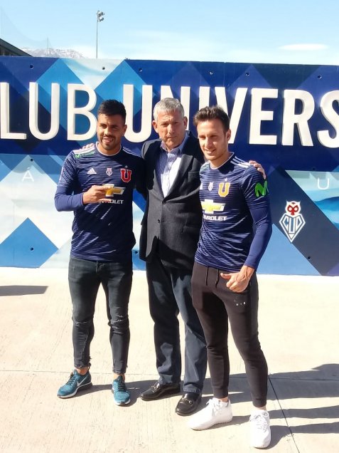 Universidad de Chile presentó a Angelo Henríquez y Gonzalo Espinoza, quienes regresan al cuadro azul para intentar enmendar el rumbo del cuadro estudiantil. Universidad de Chile presentó a Angelo Henríquez y Gonzalo Espinoza, quienes regresan al cuadro azul para intentar enmendar el rumbo del cuadro estudiantil.