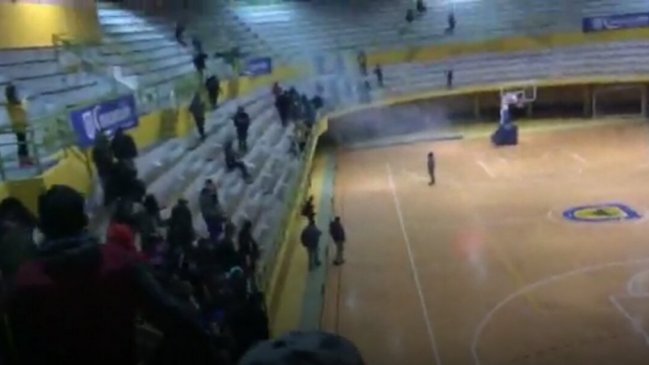 Supuesto ajuste de cuentas desató el caos en partido de baloncesto entre Fernández Vial y Concepción
