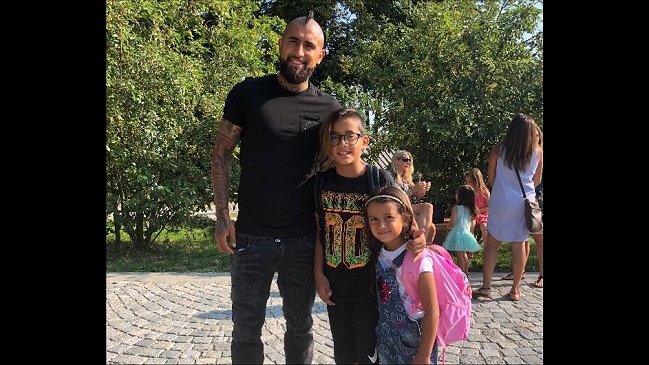 Arturo Vidal llevó a sus hijos al primer día de escuela y compartió con ex compañero de Bayern