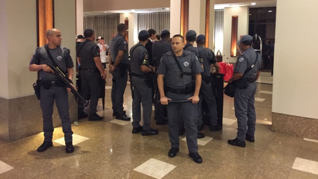 Incidentes en el hotel de concentración de Colo Colo: La policía debió retirar a más de 20 hinchas