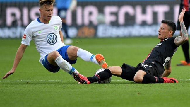 Charles Aránguiz tuvo su retorno a las canchas en derrota de Bayer Leverkusen ante Wolfsburgo