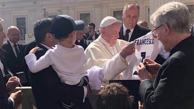 Jefe de Bielsa busca ayuda divina: Visitó al Papa y le dejó una camiseta de Leeds