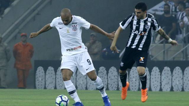 Angelo Araos ingresó en derrota de Corinthians en el Brasileirao