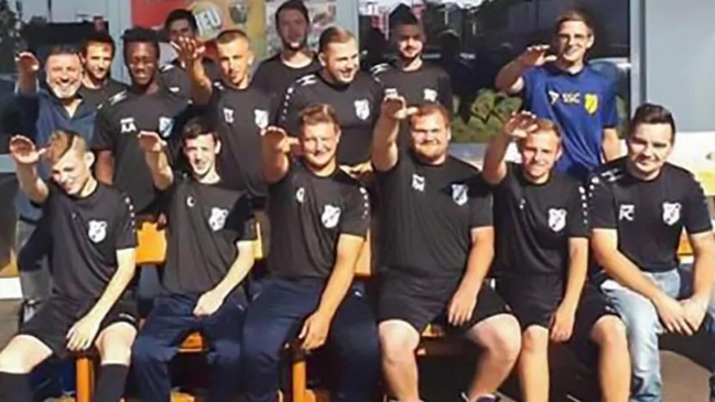 Jugadores de un club alemán fueron despedidos por posar con el saludo nazi