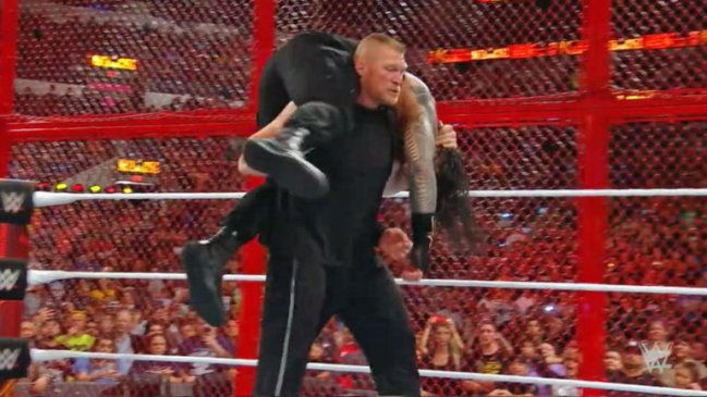 Lesnar atacó a Reigns y Strowman en el evento estelar de WWE Hell In a Cell