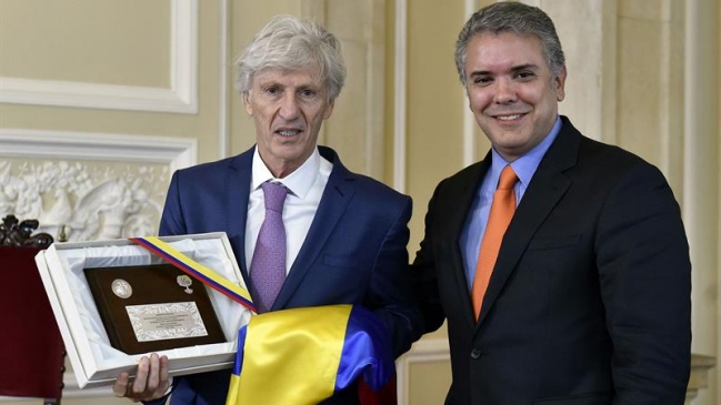 Presidente de Colombia le entregó una bandera a Pékerman por logros con la selección