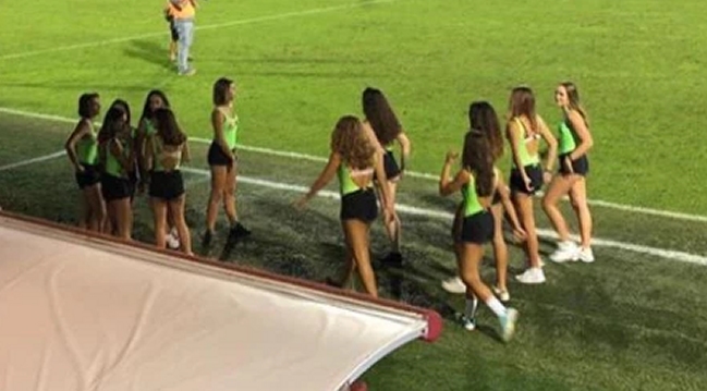 Controversia sexista en Italia por equipo que reemplazó a pasapelotas por mujeres de 16 años