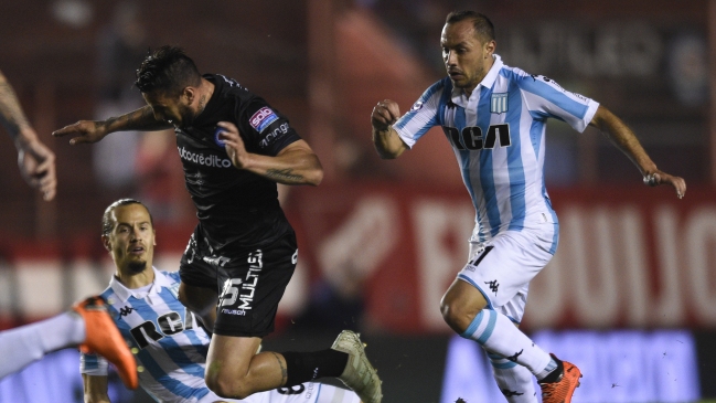 El Racing de los chilenos se lució ante Argentinos Juniors y se mantuvo como líder de la Superliga