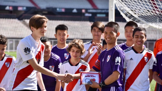 Niños tailandeses rescatados de una cueva jugaron amistoso con juveniles de River Plate