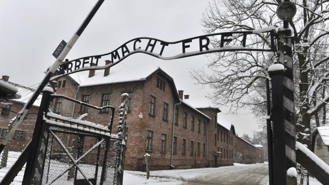 Para generar conciencia: Chelsea estudia enviar a Auschwitz a sus fanáticos racistas