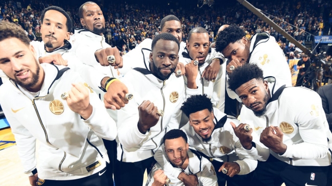 Los Warriors celebraron con un triunfo la entrega del anillo de campeón
