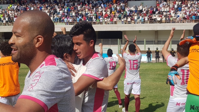 Universitario de Nicolás Córdova ganó sobre la hora en Perú y se encumbró en la tabla