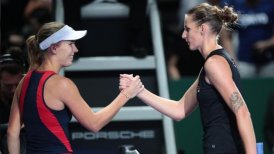 La actual campeona Caroline Wozniacki cayó ante Karolina Pliskova en el WTA Finals