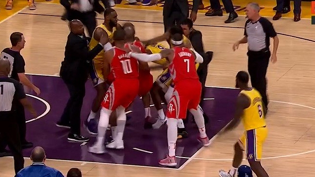 NBA impuso sanciones a involucrados en pelea entre Los Angeles Lakers y Houston Rockets